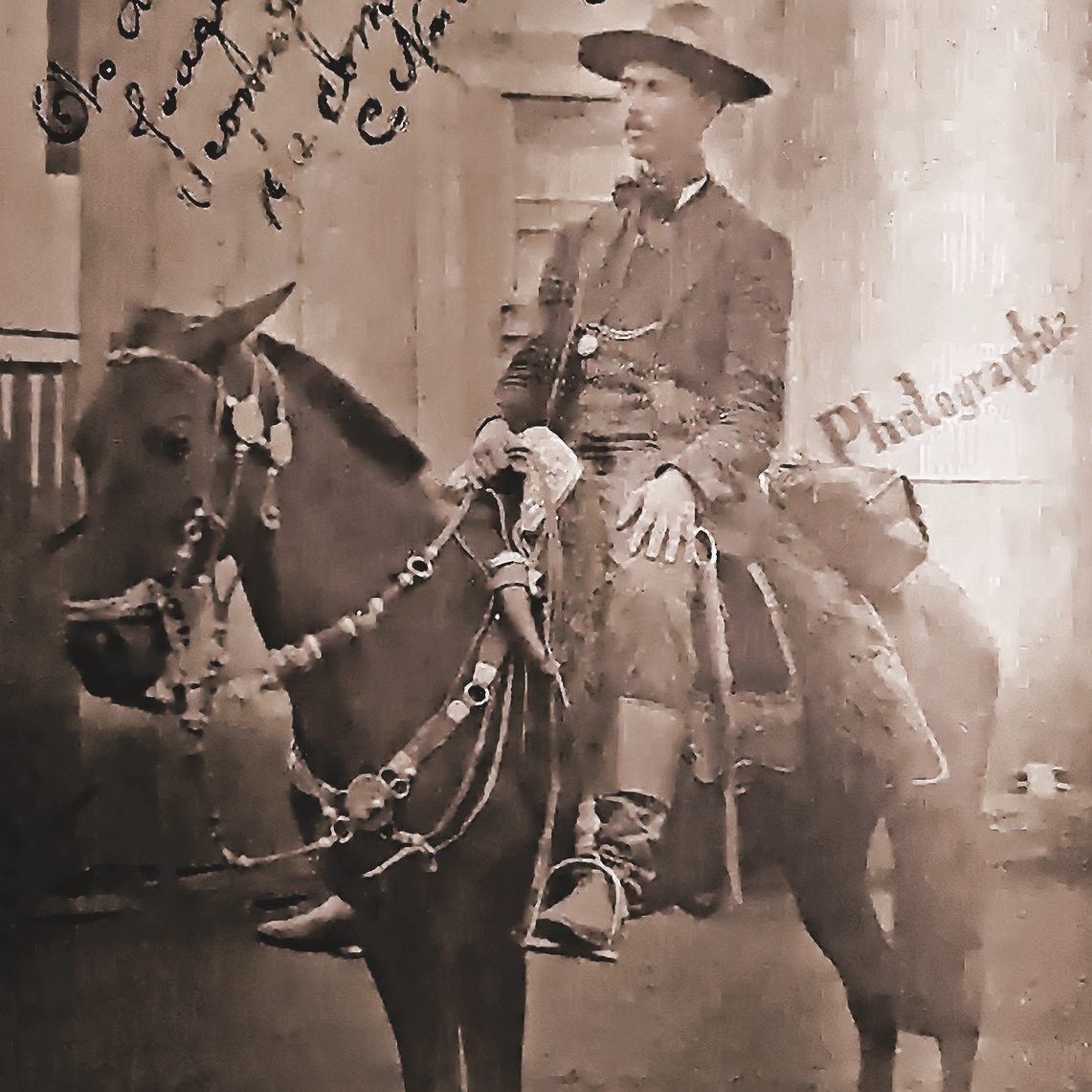 Homem bem vestido com lenço atado
em tope. 8 de... 1910. Fonte: Arquivo Histórico- Fundação Cultural Camponovense.