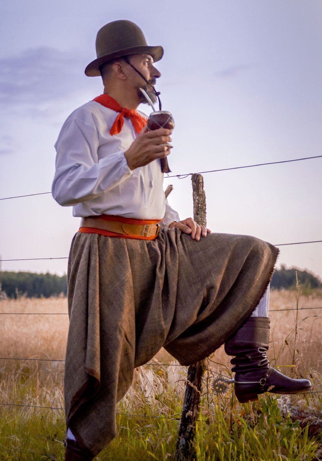 gaucho-usando-chiripa-farroupilha-fralda-tomando-mate